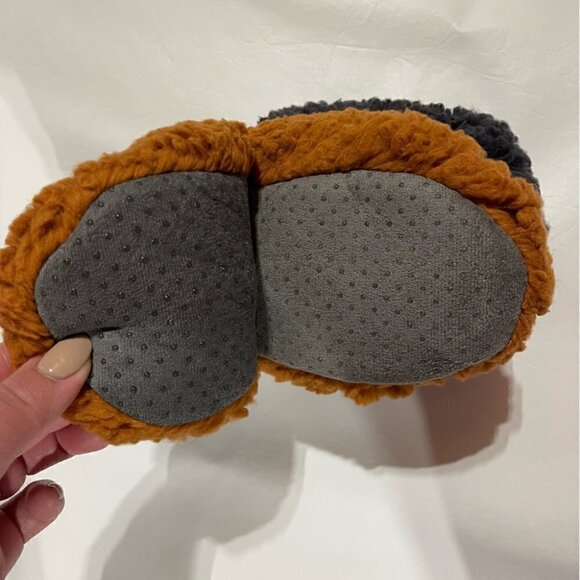 Kids Sherpa bear Slippers pull on sock style slippers grip Pair giftable  NWT - Picture 4 of 6